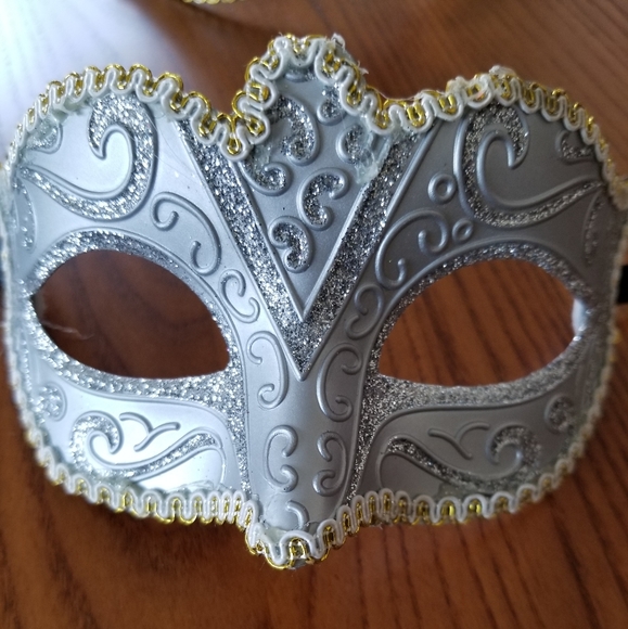 Sparkly new decorative eye masks - Picture 6 of 7